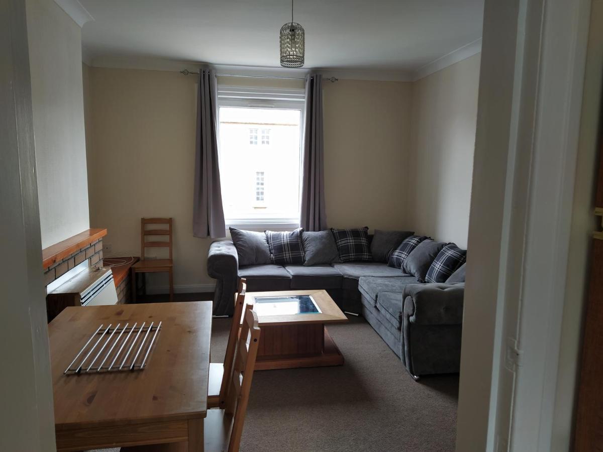 Self Catering 2 Bedroom Flat, Frequent Buses, 1-minute Walk To Bus Stop, 20 Minutes To City Center Appartement