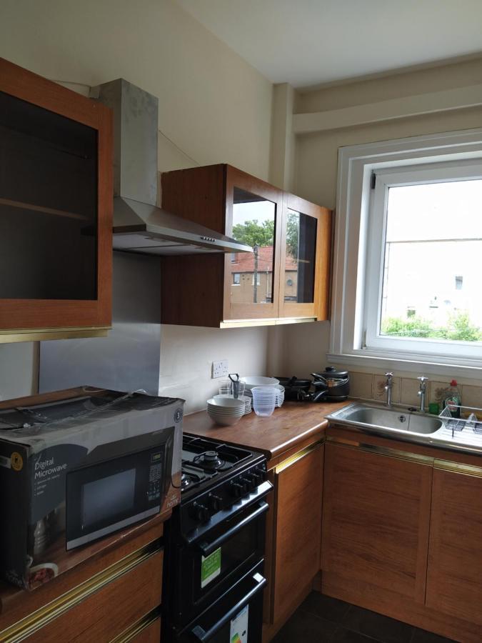 Self Catering 2 Bedroom Flat, Frequent Buses, 1-minute Walk To Bus Stop, 20 Minutes To City Center * Édimbourg