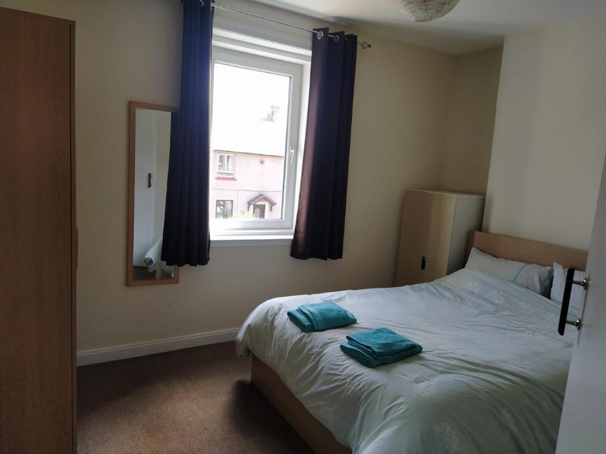 Self Catering 2 Bedroom Flat, Frequent Buses, 1-minute Walk To Bus Stop, 20 Minutes To City Center * Édimbourg