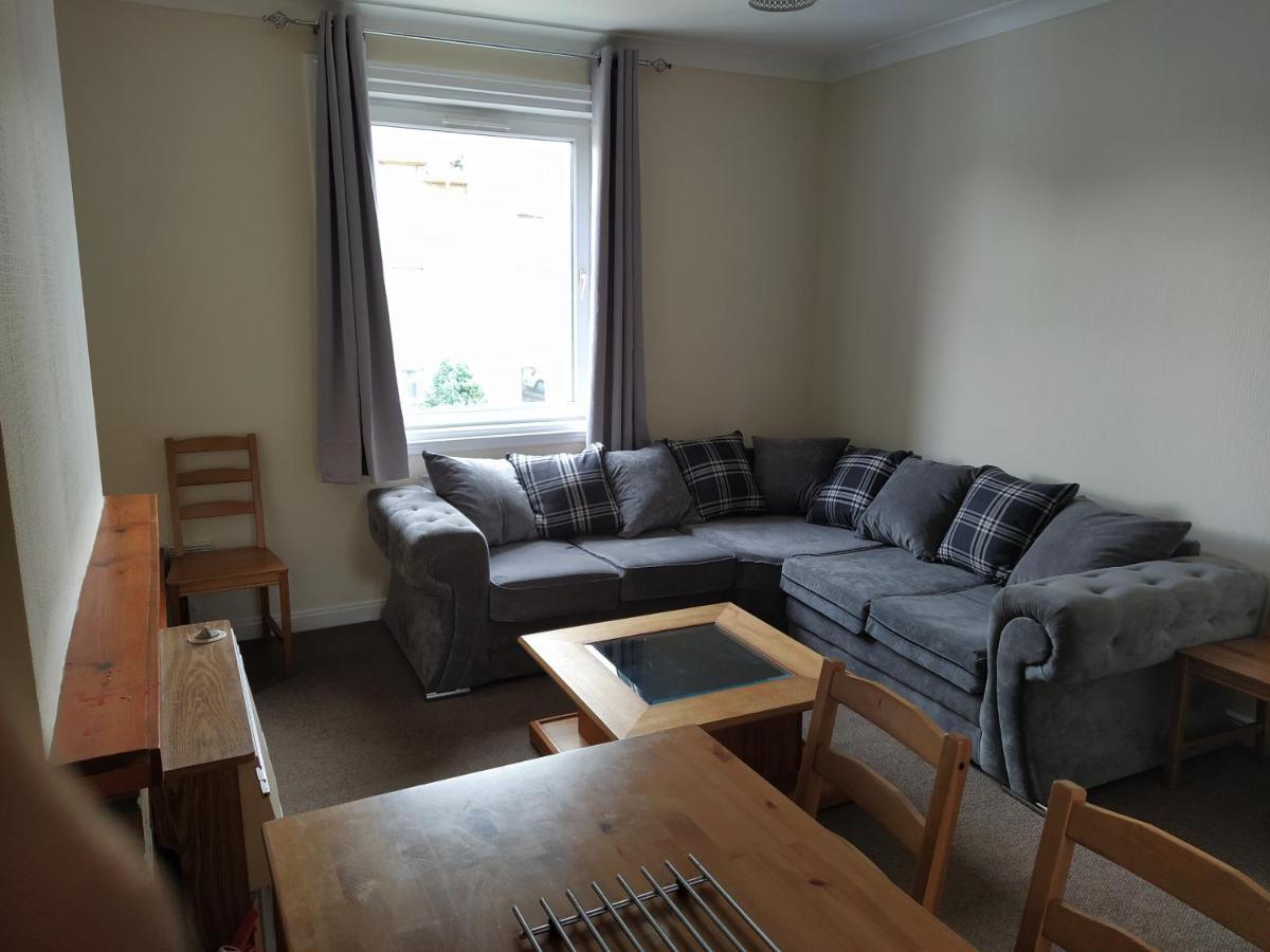 Self Catering 2 Bedroom Flat, Frequent Buses, 1-minute Walk To Bus Stop, 20 Minutes To City Center Appartement